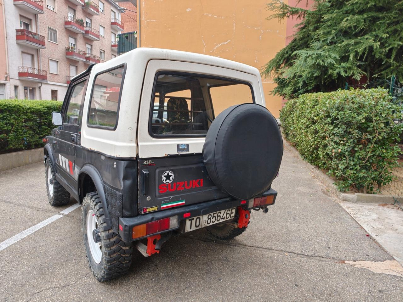 Suzuki SJ 413 SJ410 Berlina De Luxe