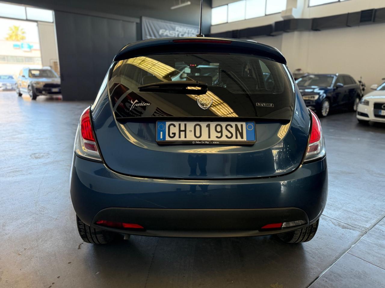 Lancia Ypsilon 1.0 FireFly S&S Hybrid Ecochic Silver