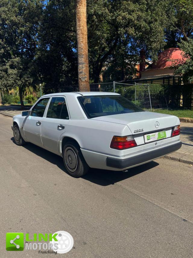 MERCEDES-BENZ 200 E 122 CV Berlina