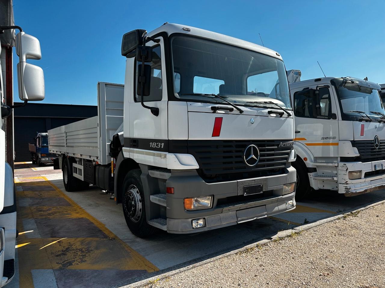 Mercedes Benz Actros 1831 Cassone fisso con gru PM 4x2 ABS