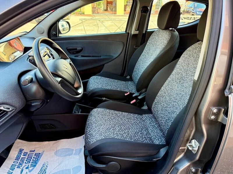 Lancia Ypsilon 1.0 FireFly 5 porte S&S Hybrid Ecochic Silver
