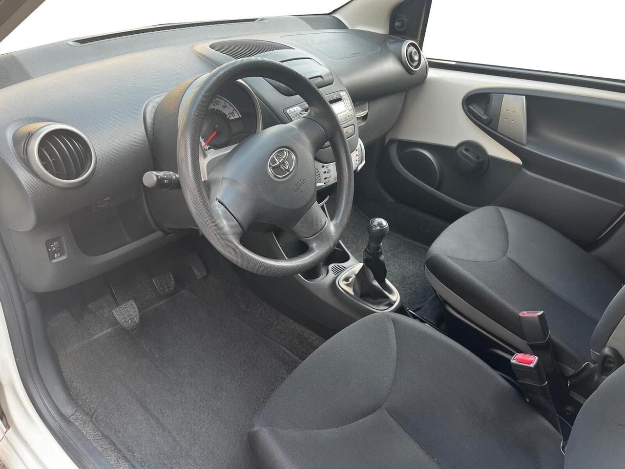 Toyota Aygo 1.0 VVT-i 69 CV 5 porte x-cool MMT Ok Neopatentati