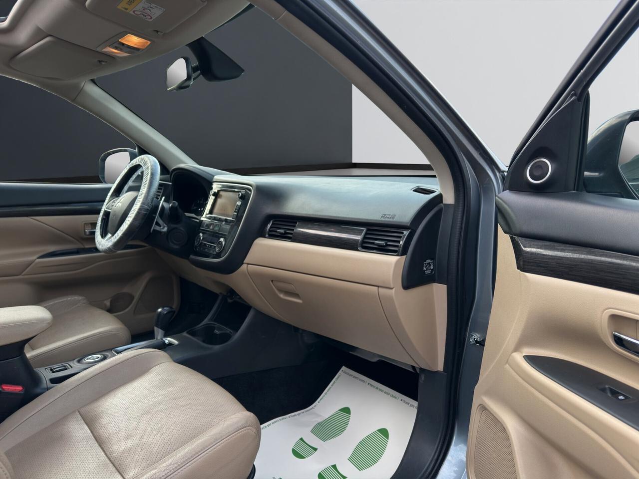 Mitsubishi Outlander 2.2 DI-D 4WD Instyle Plus Navi Diamond Pack 7P