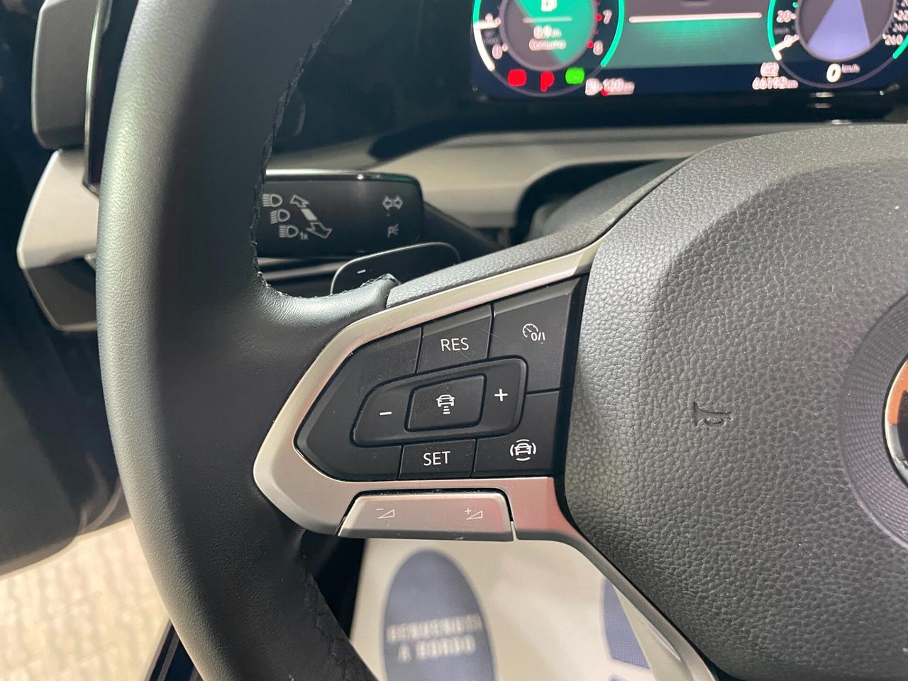 Volkswagen Golf 1.0 eTSI EVO DSG Life Cerchi17 Luci ambient