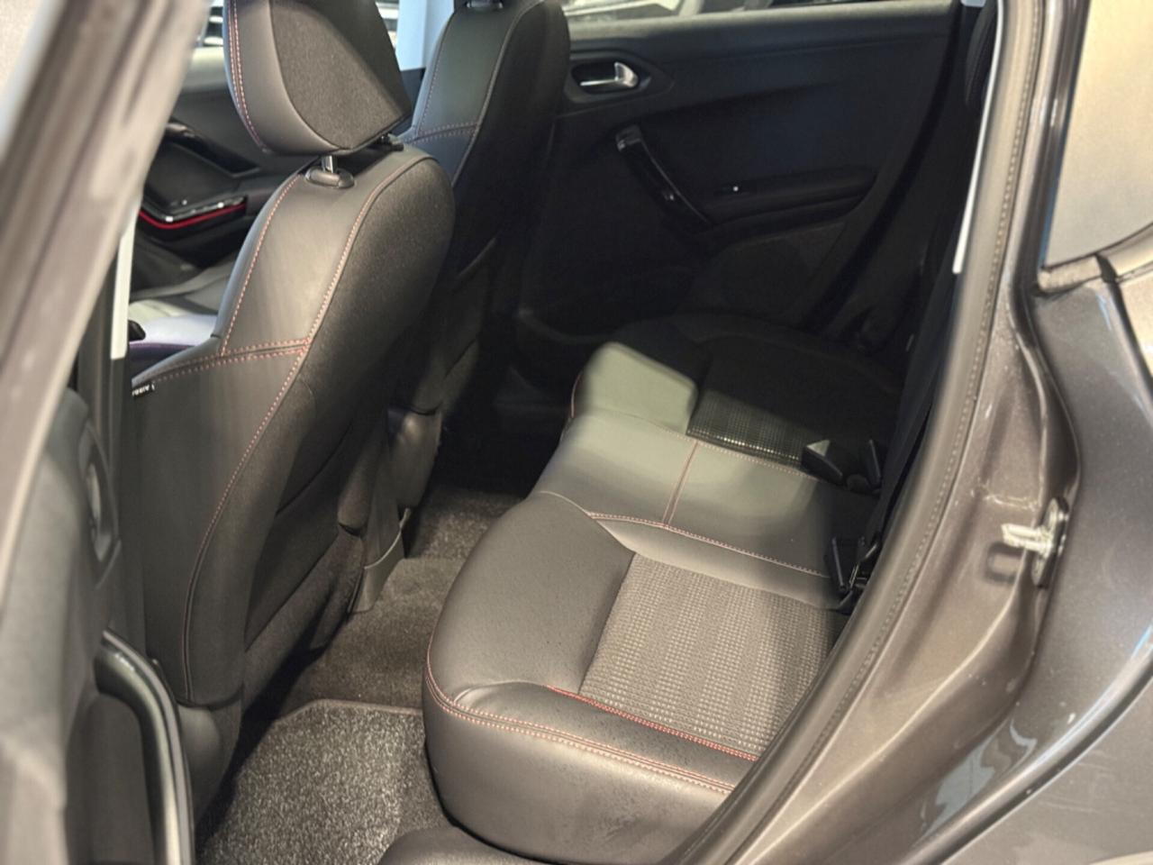 Peugeot 208 5p 1.2 GT Line 30.000KM! Sport