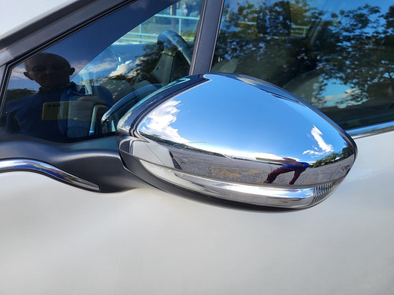 PEUGEOT 2008 1,6 HDI-TETTO PANOR-NAVI-3 REVISIONI