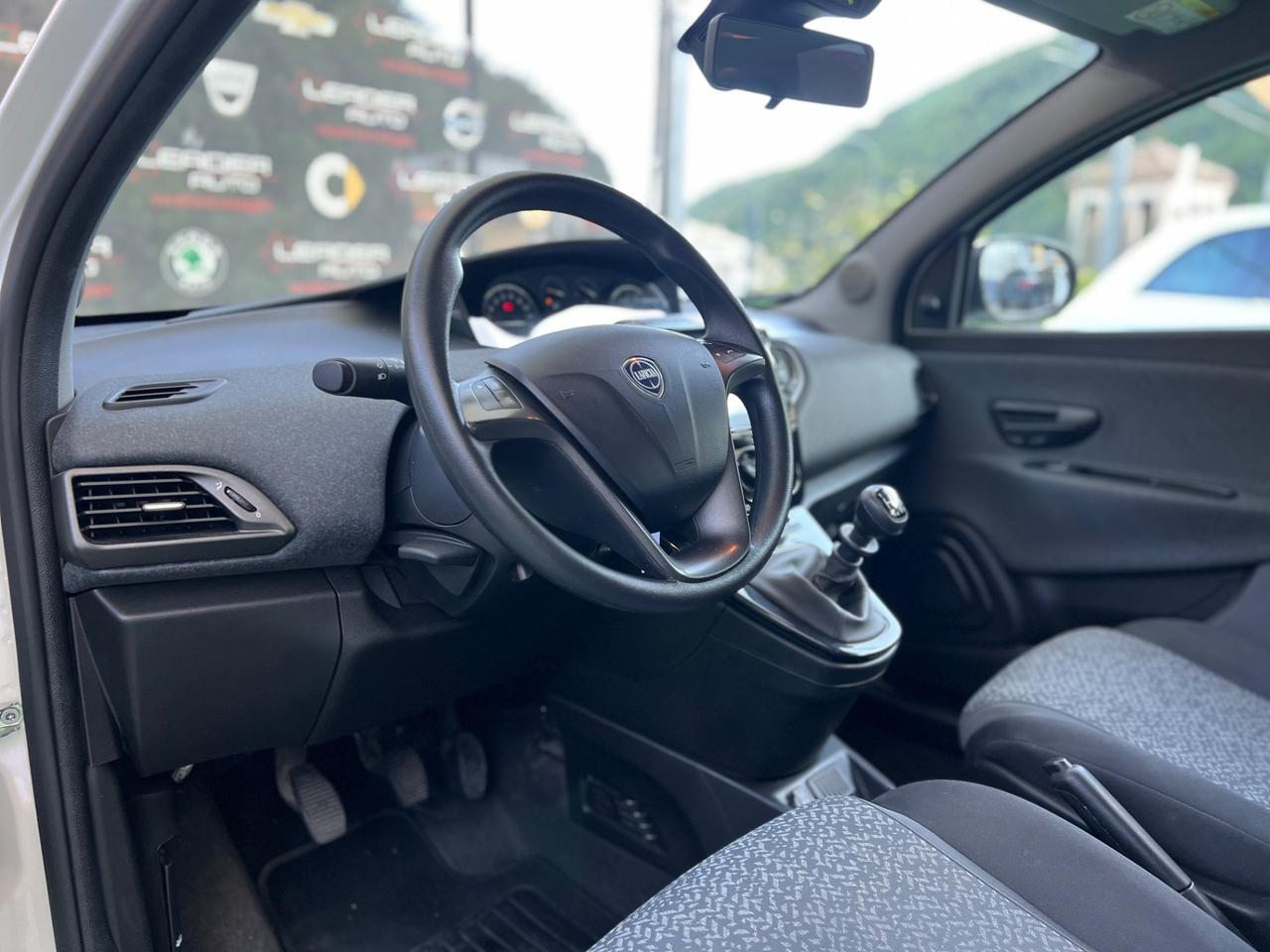 Lancia Ypsilon 1.0 FireFly 5 porte S&S Hybrid Silver