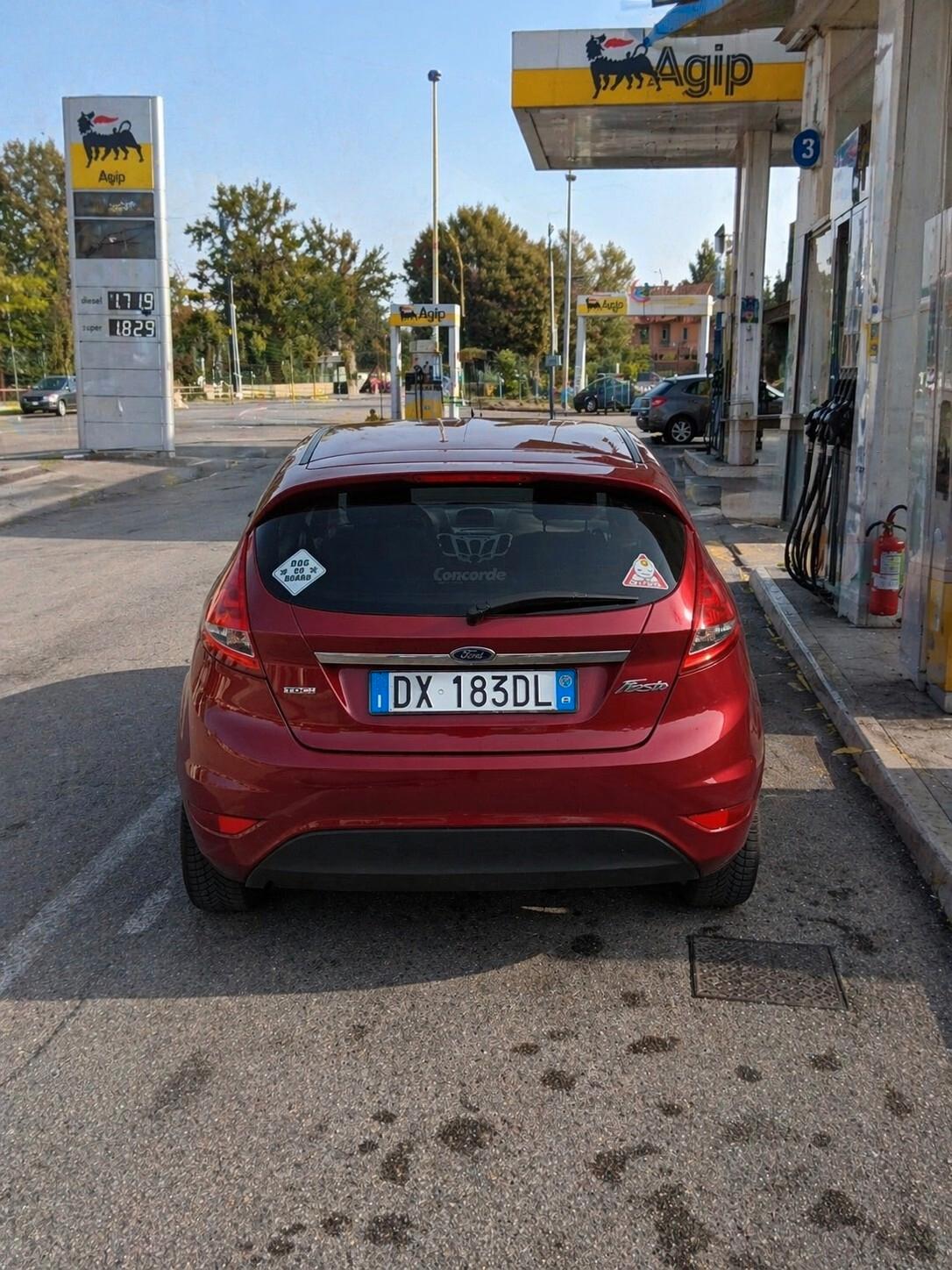 FORD FIESTA 1.4 TDCI TITANIUM – – REVISIONATA – PERFETTA Ottima Ford Fiesta 1.4 TDCI 68 cv, versione Titanium, auto affidabile ed economica nei consumi, ideale per uso quotidiano. Immatricolazione: 2009 Chilometraggio: 150.000 km Alimentazione: