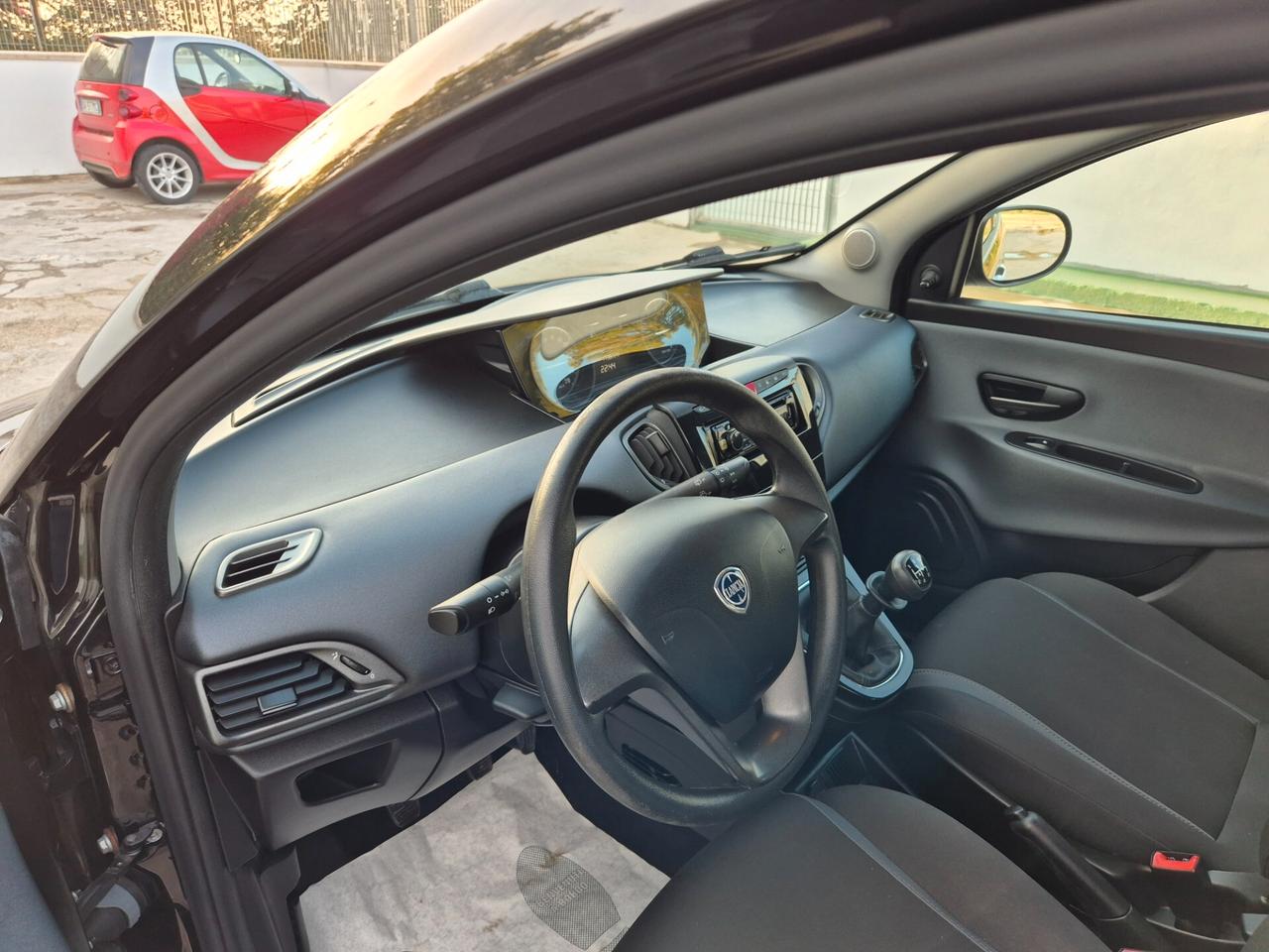 Lancia Ypsilon 1.2 69 CV 5 porte Silver