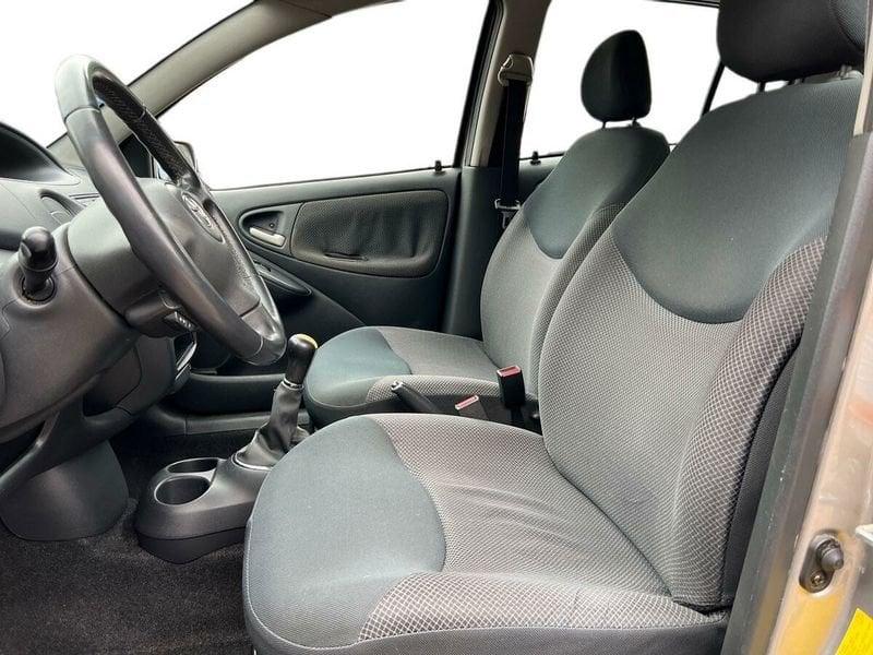 Toyota Yaris 1.0i 16V cat 5 porte Sol