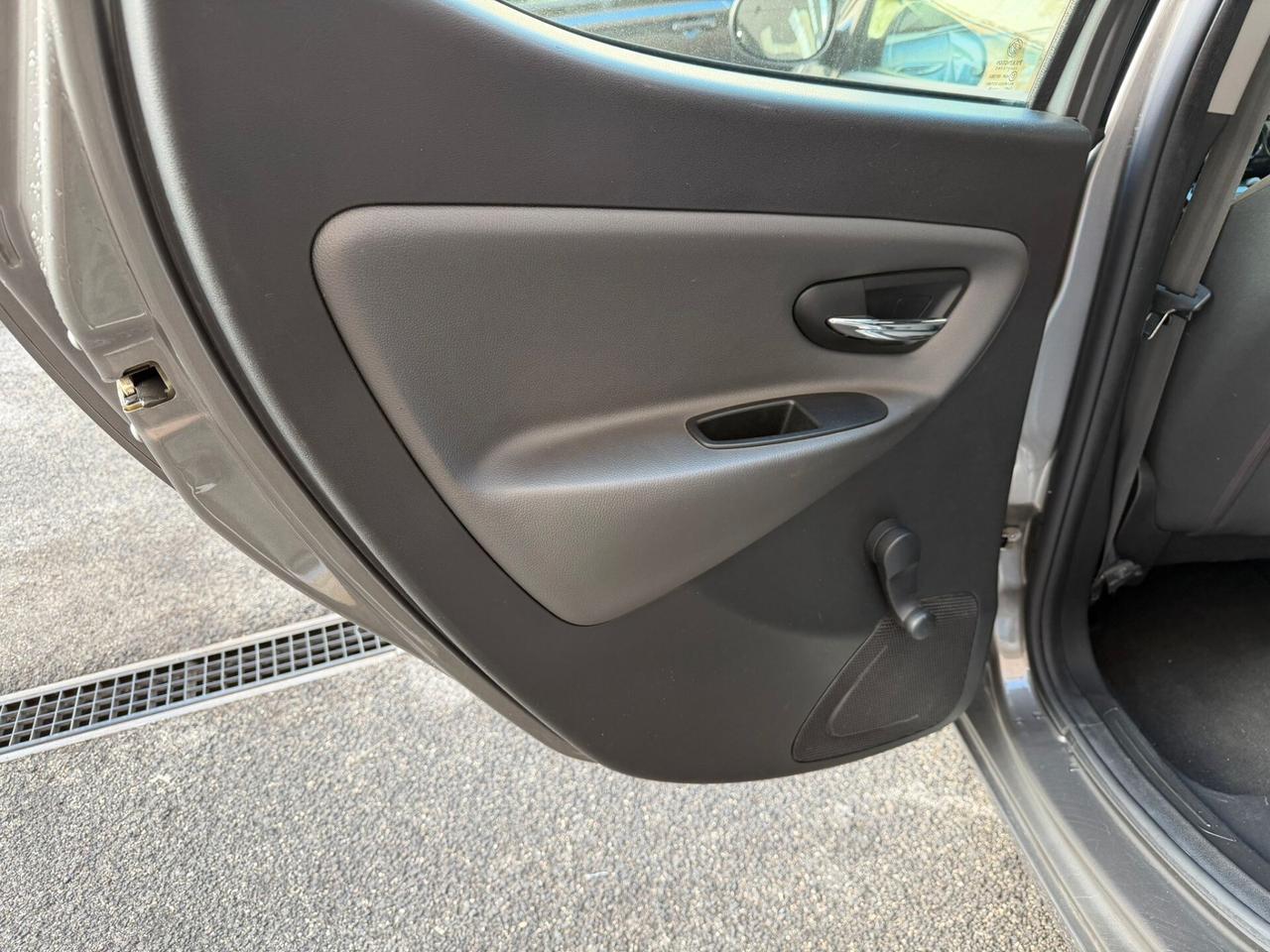 Lancia Ypsilon 0.9 TwinAir 85 CV 5 porte S&S Platinum