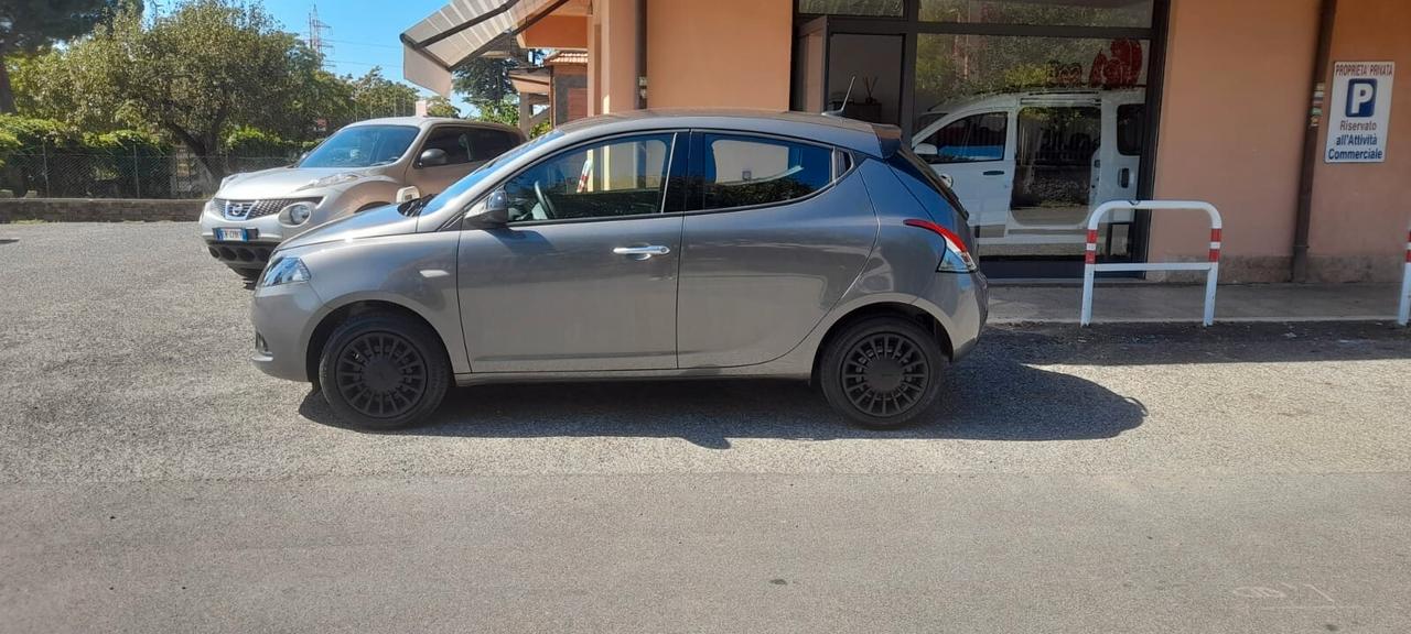 Solo per uso noleggio jeep Avenger Renault Clio automatica Lancia Ypsilon ibrida