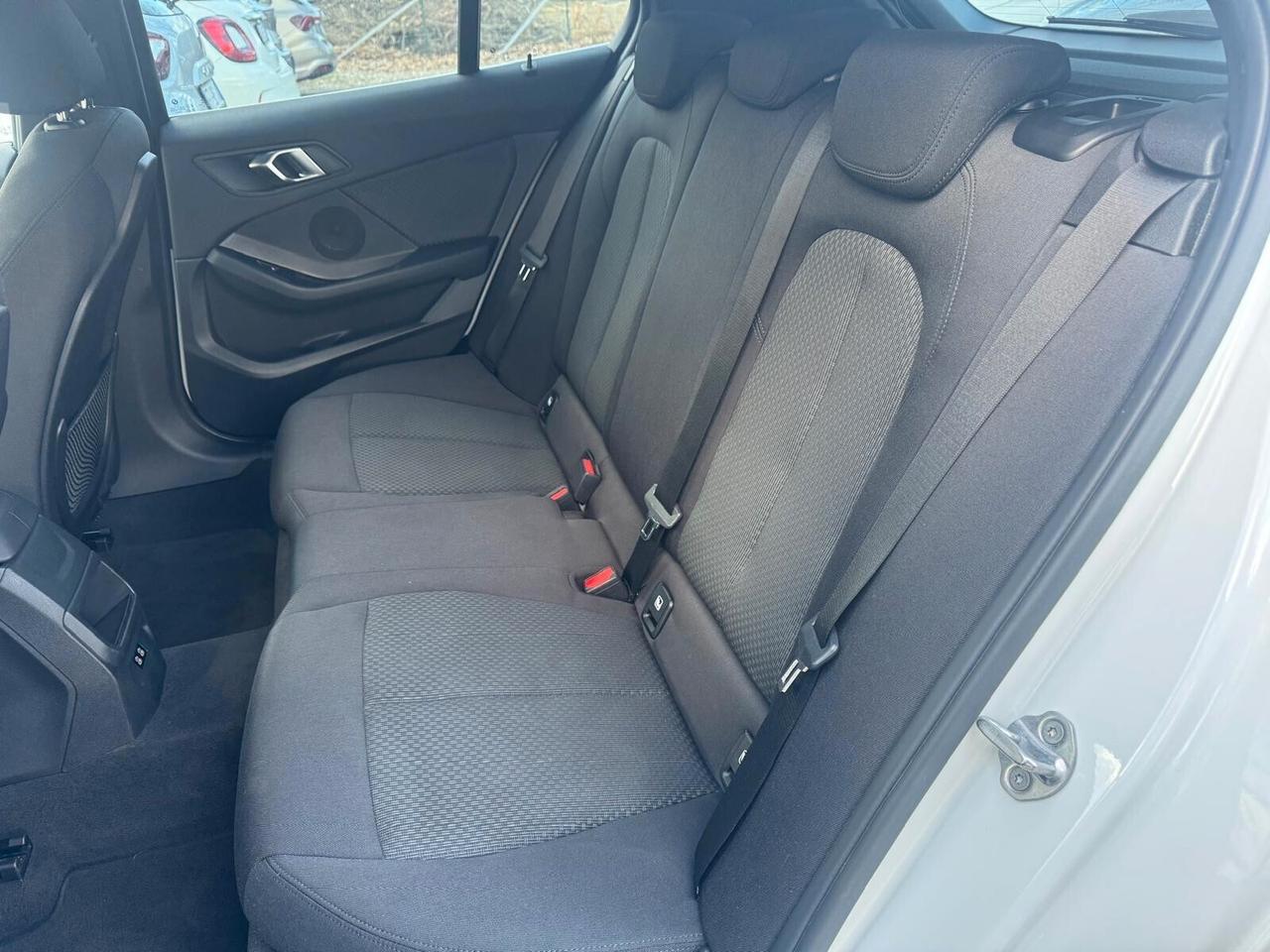 BMW 116d 5p. Sport AUTO LED NAVI RETROCAMERA