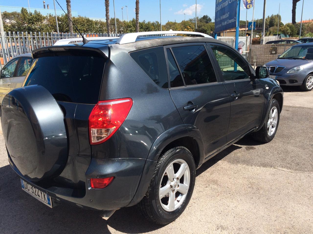 Toyota RAV 4 luxury 2.2 tdi 4x4 tagliandata con garanzia 12 mesi !