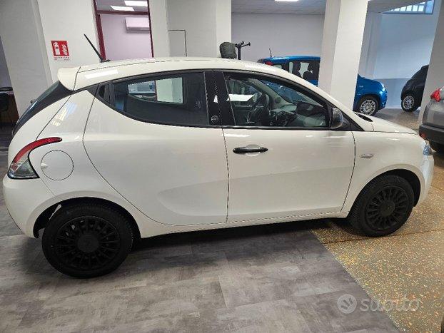 lancia ypsilon ecochic hybrid