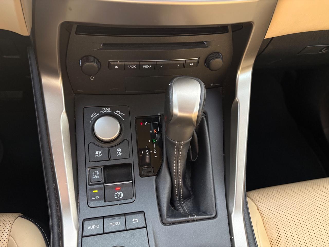 Lexus NX 300h Hybrid 4WD F-Sport 2016