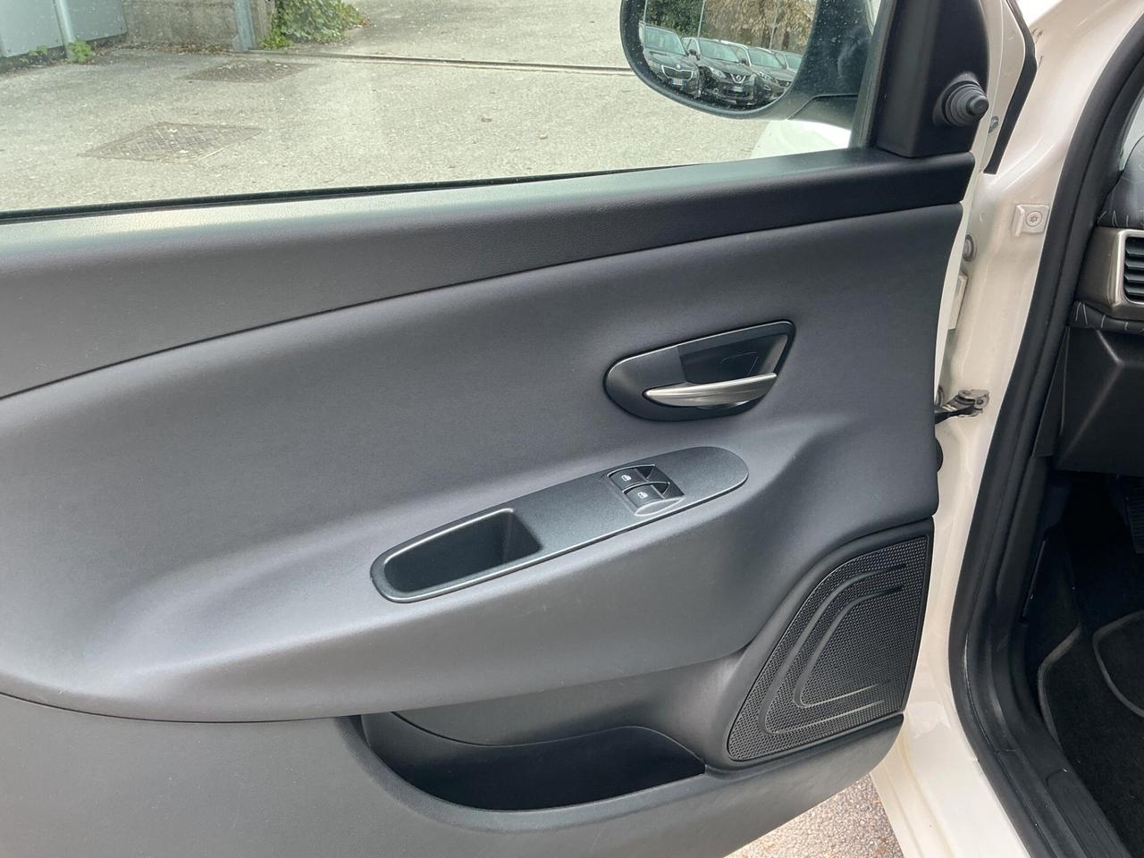 Lancia Ypsilon 1.2 benzina Neopatentati