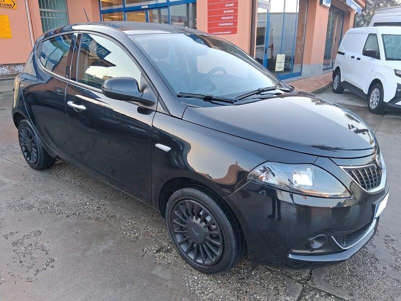Lancia Ypsilon 1.0 FireFly 5 porte S&S Hybrid Silver