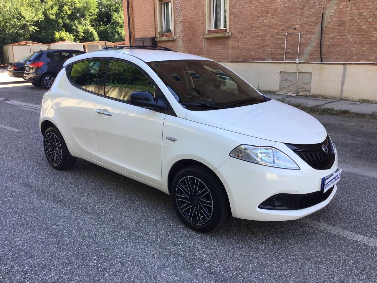 Lancia Ypsilon 1.0 FireFly 5 porte S&S Hybrid Silver