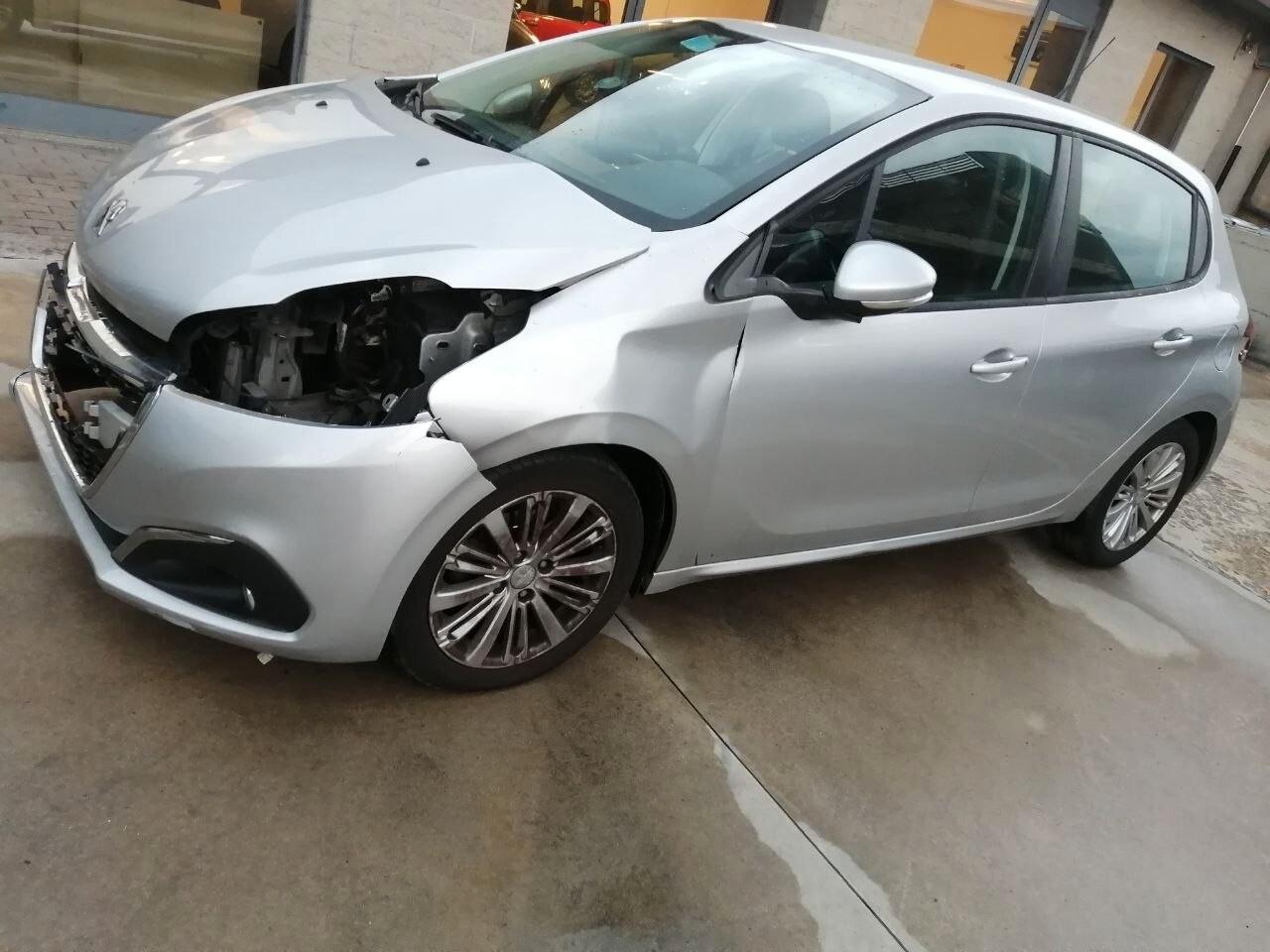 Peugeot 208 PureTech 82 5 porte Allure Sinistrata