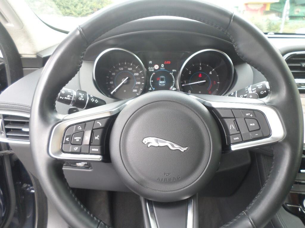 Jaguar F-Pace 2.0 D 180 CV AWD aut. Prestige