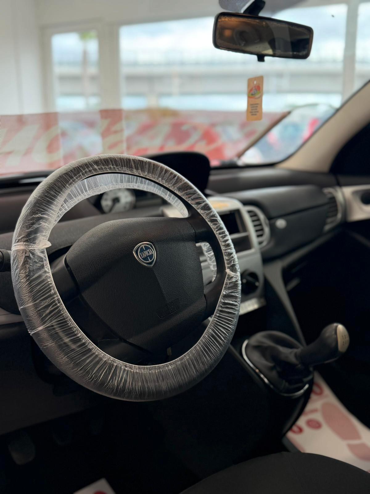 Lancia Ypsilon 1.3 MJT 75 CV Versus