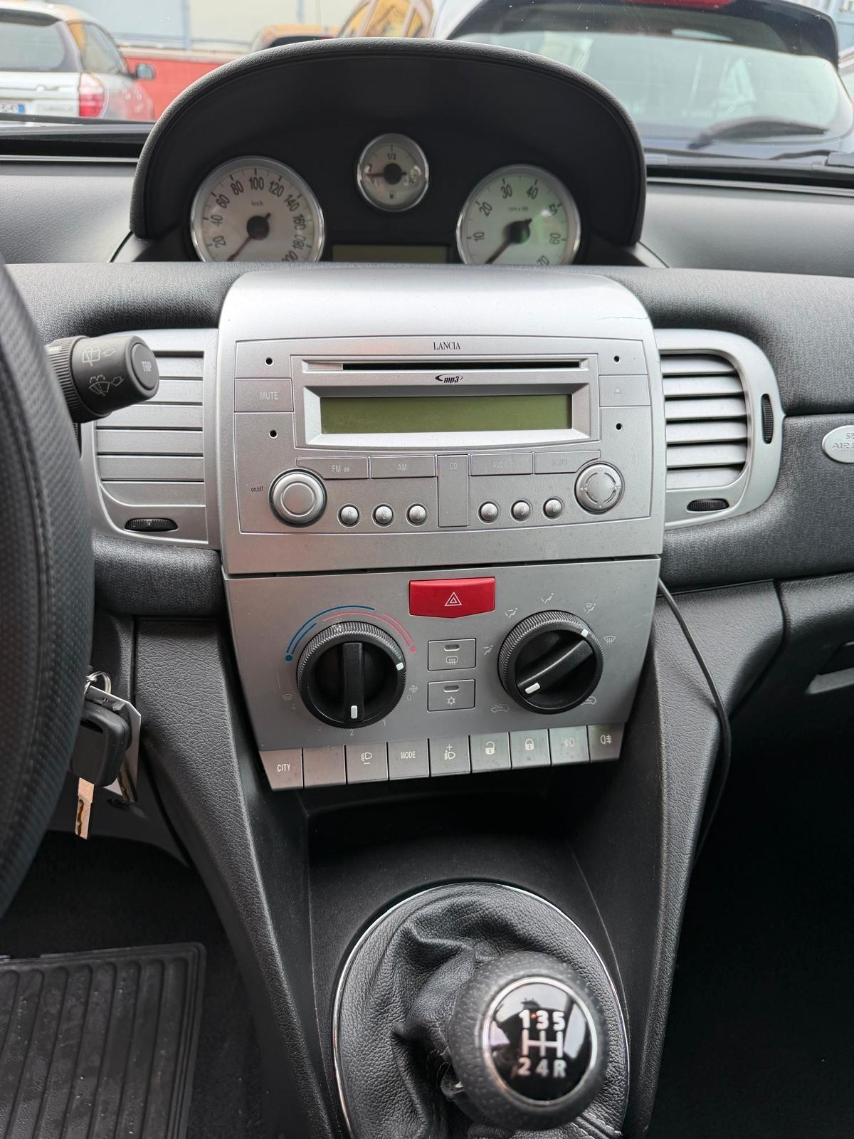 Lancia Ypsilon 1.3 MJT 75 CV Unyca