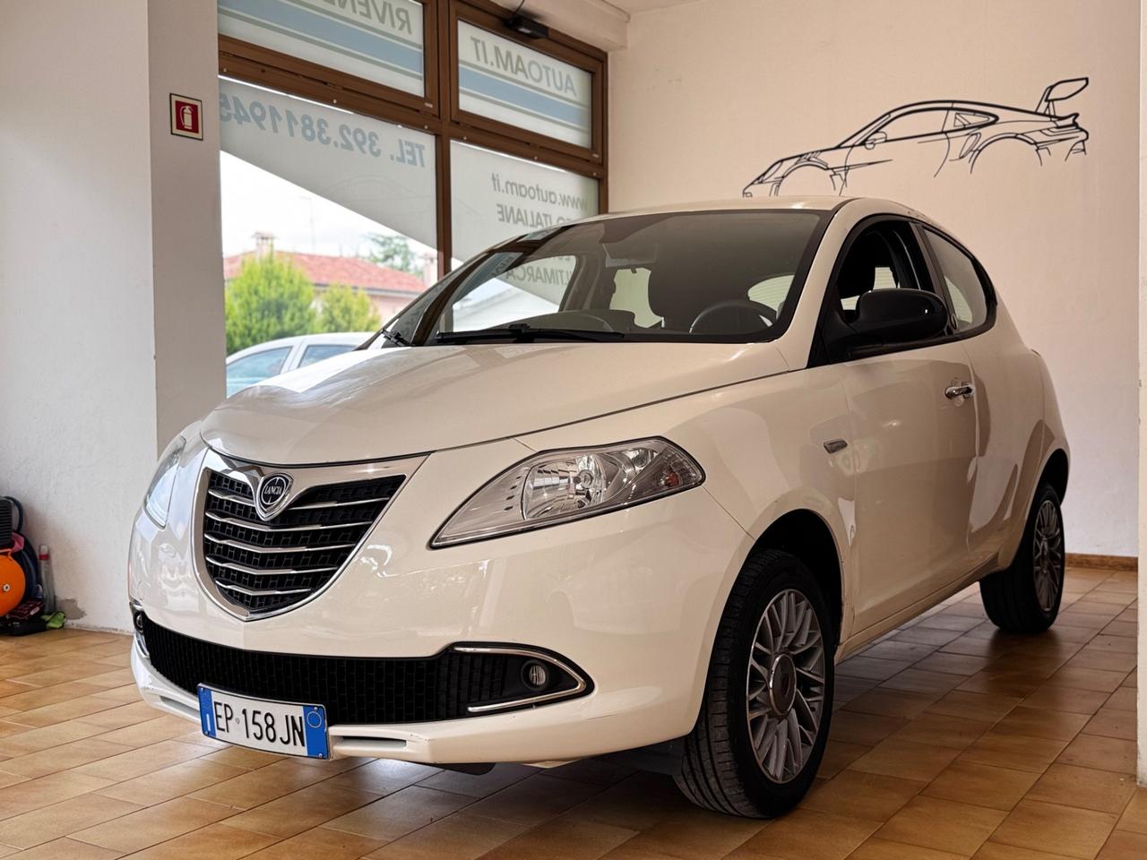 Lancia Ypsilon 0.9 TwinAir 85 CV 5 porte Metano Ecochic Silver