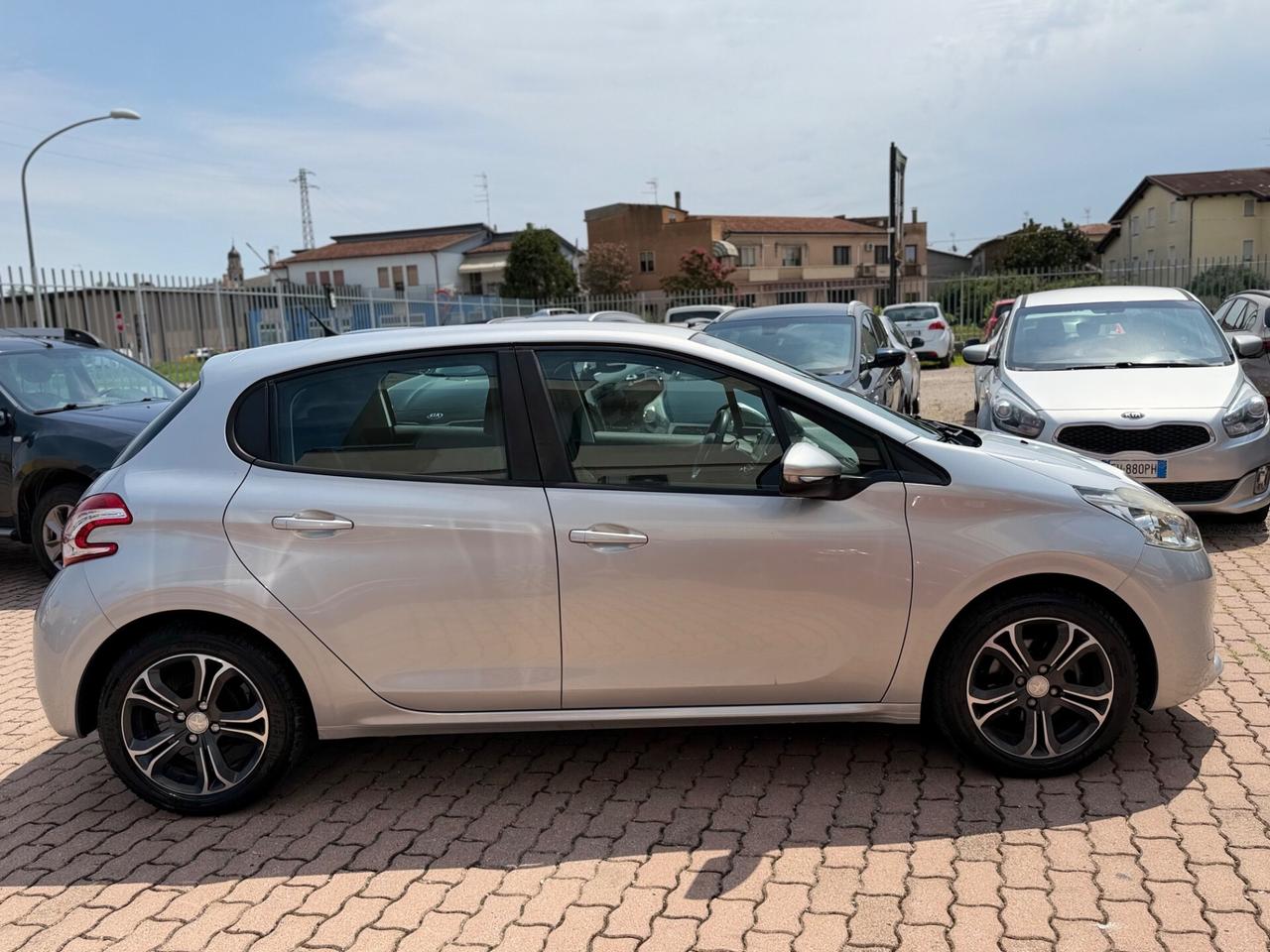 Peugeot 208 1.4 HDi 68 CV 5 porte Allure