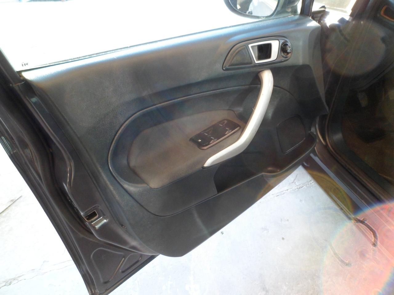 Ford Fiesta 1.4 TDCi 70CV 5 porte full 12