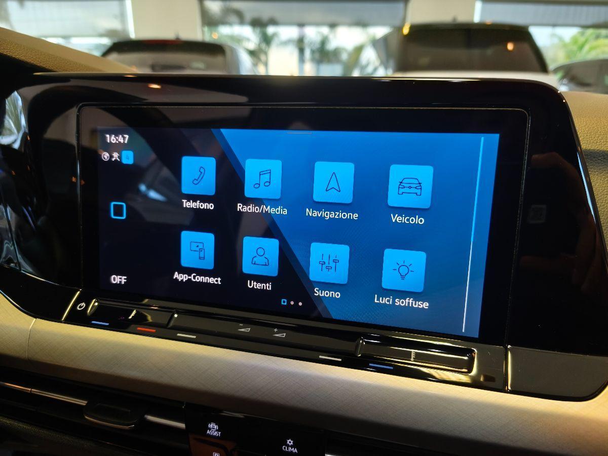 VOLKSWAGEN Golf 8 2.0 TDI Luci Ambient-Cockpit