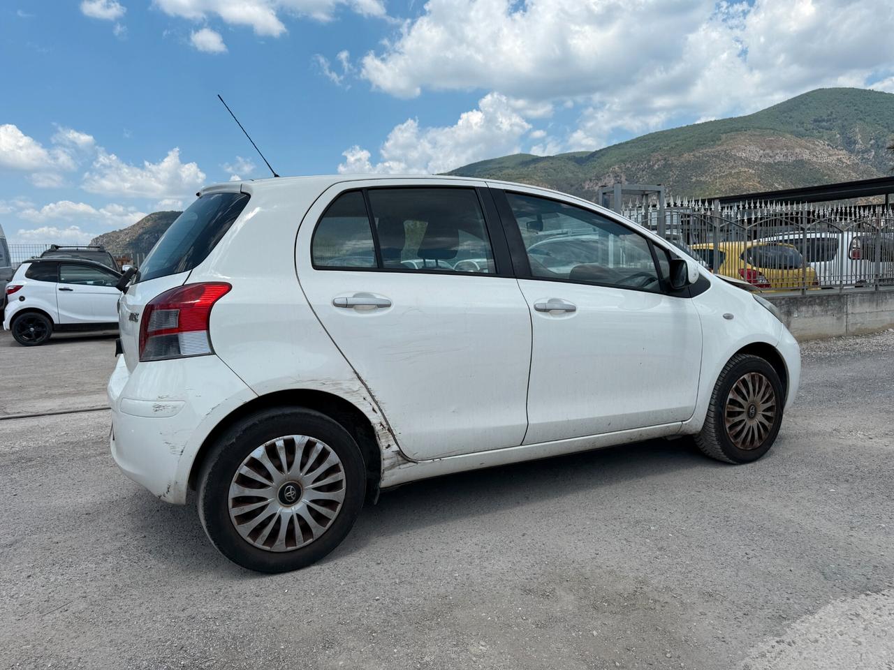 TOYOTA YARIS ANNO 2011 1.0 BENZINA *MARCIANTE
