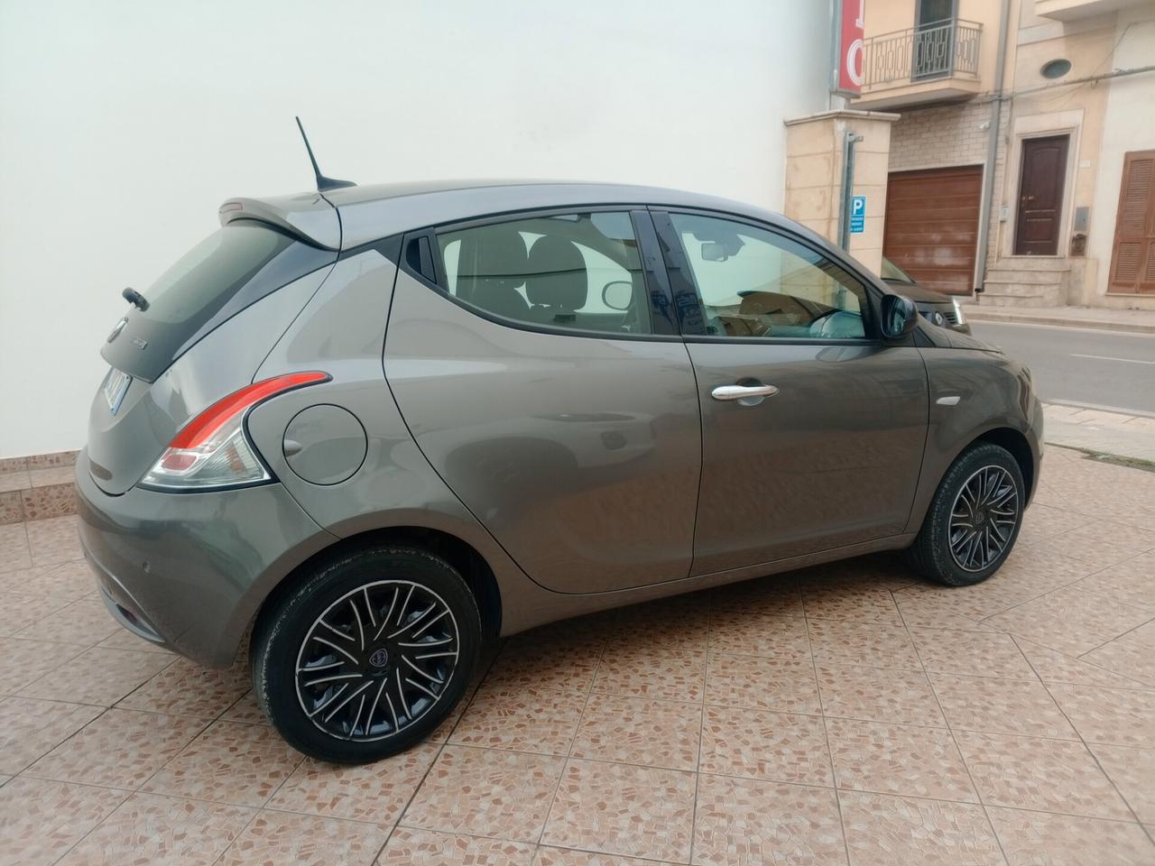 Lancia Ypsilon 1.0 FireFly 5 porte S&S Hybrid Gold