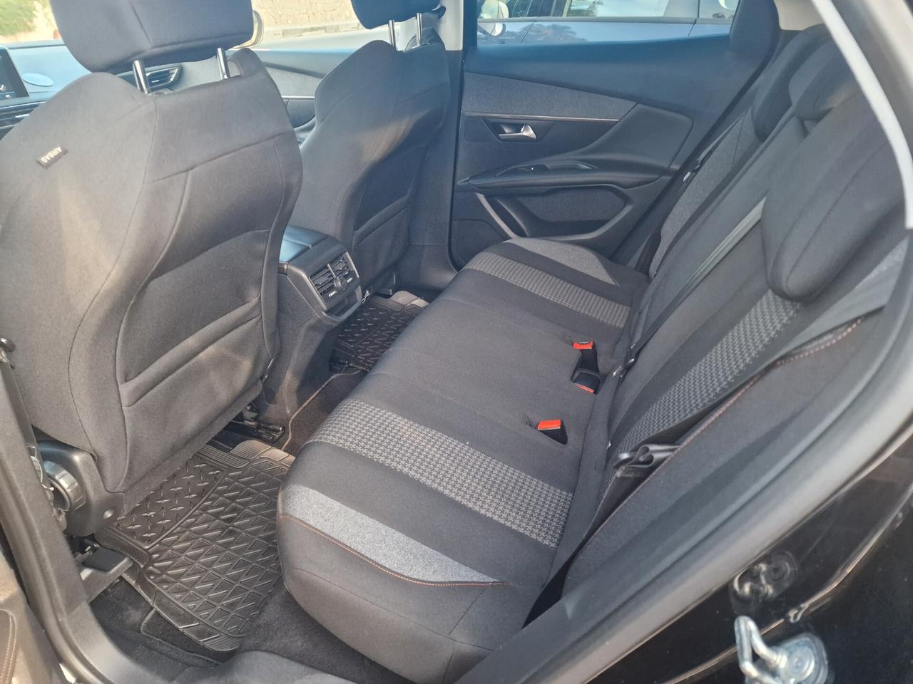 Peugeot 3008 BlueHDi 120 S&S EAT6 Business