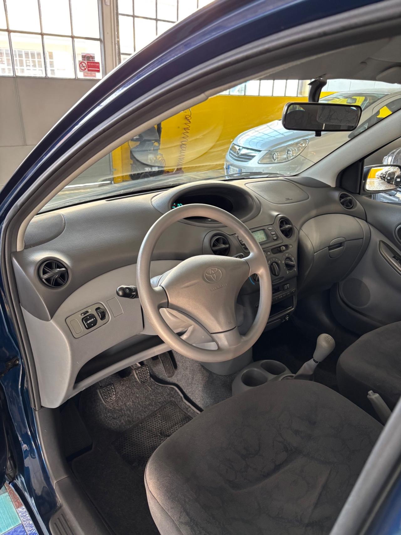 Toyota Yaris 1.0i 16V SOLO 9 MILA KM!!!
