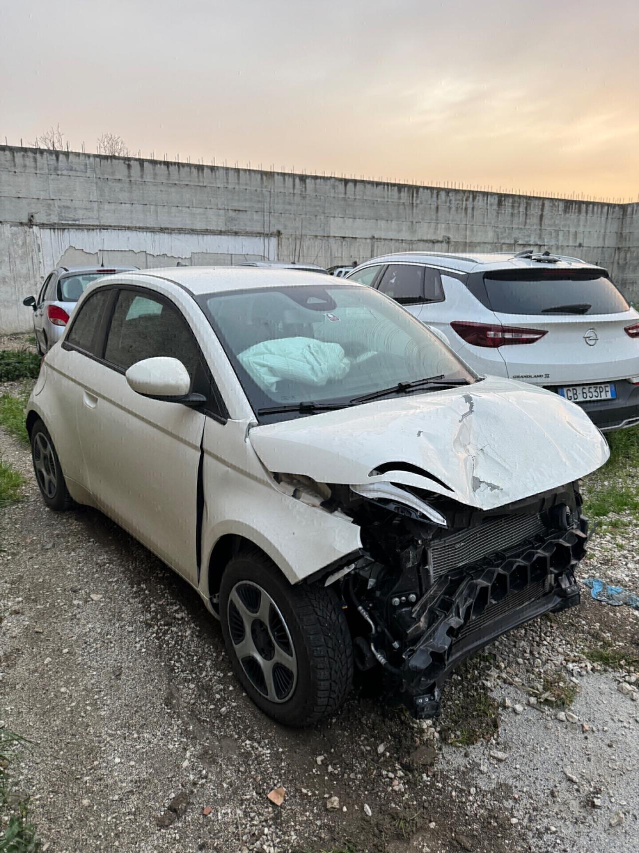 Fiat 500 500e Berlina 42 kWh La Prima