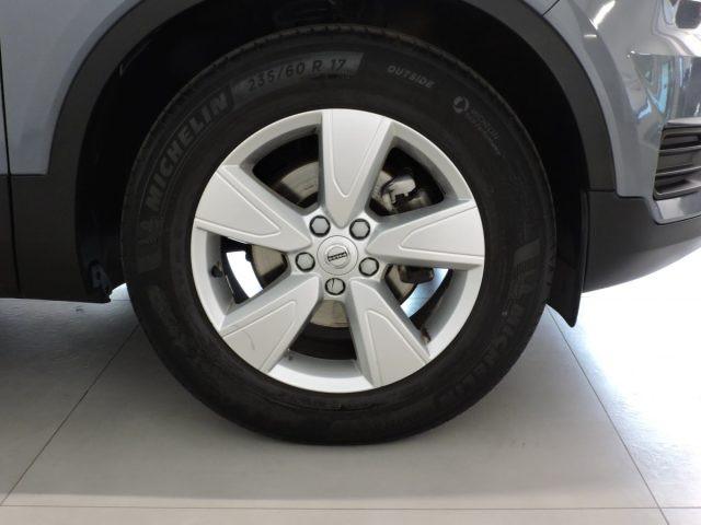 VOLVO XC40 T2 MOMENTUM CORE MANUALE