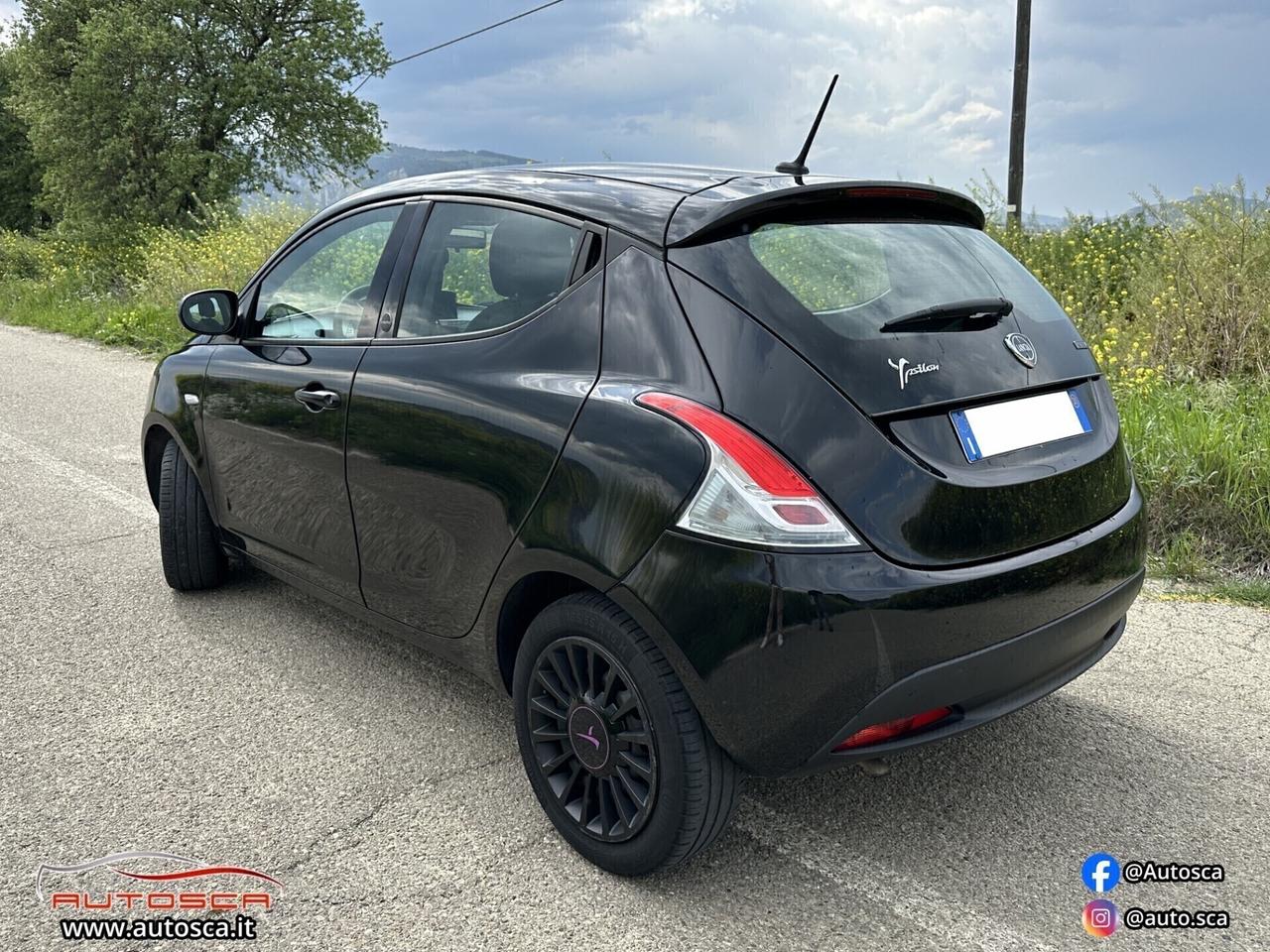 Lancia Ypsilon 1.0 FireFly 5 porte S&S Hybrid Ecochic Silver