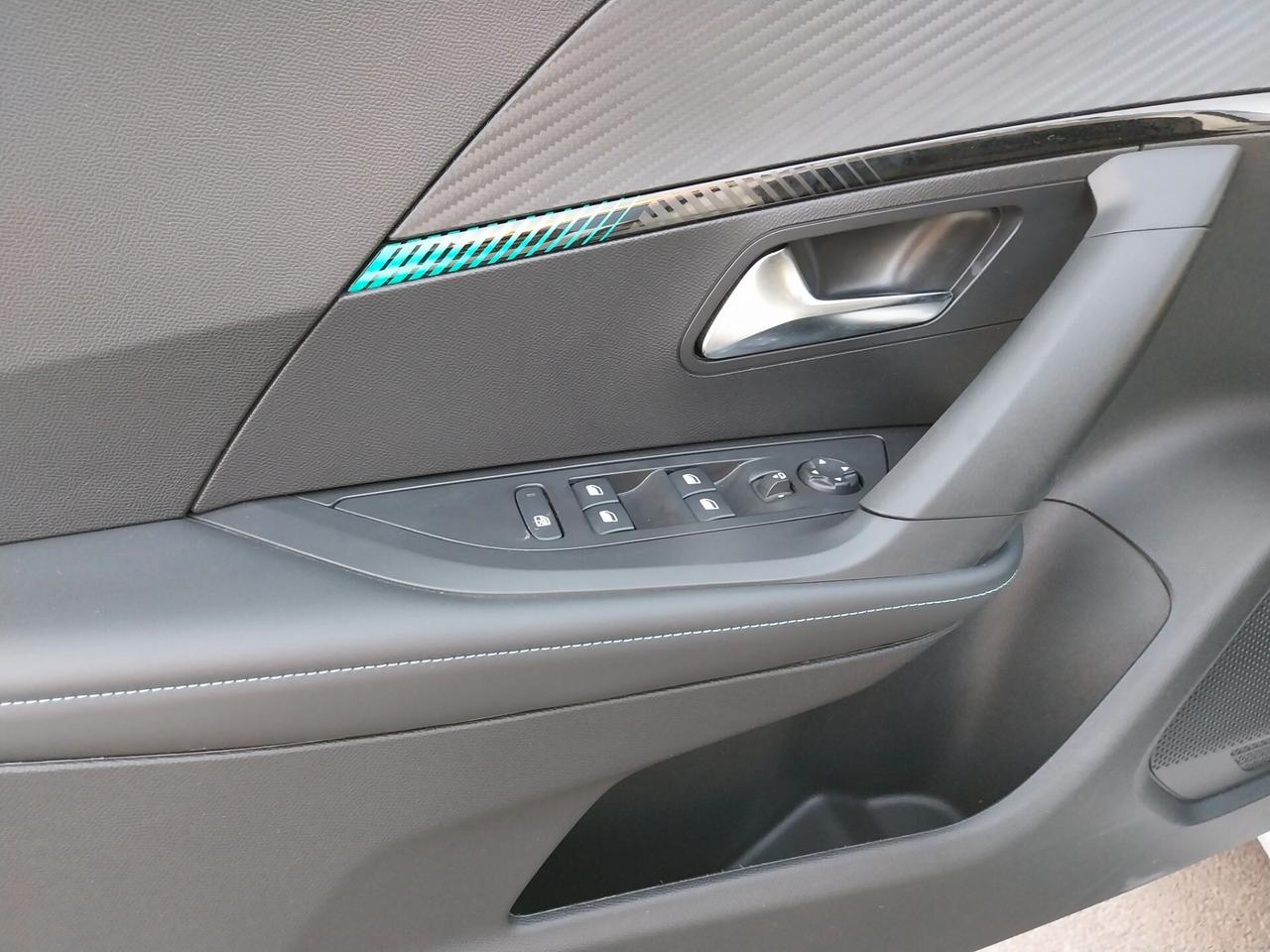PEUGEOT 2008 1.2 BENZINA ALLURE 2022