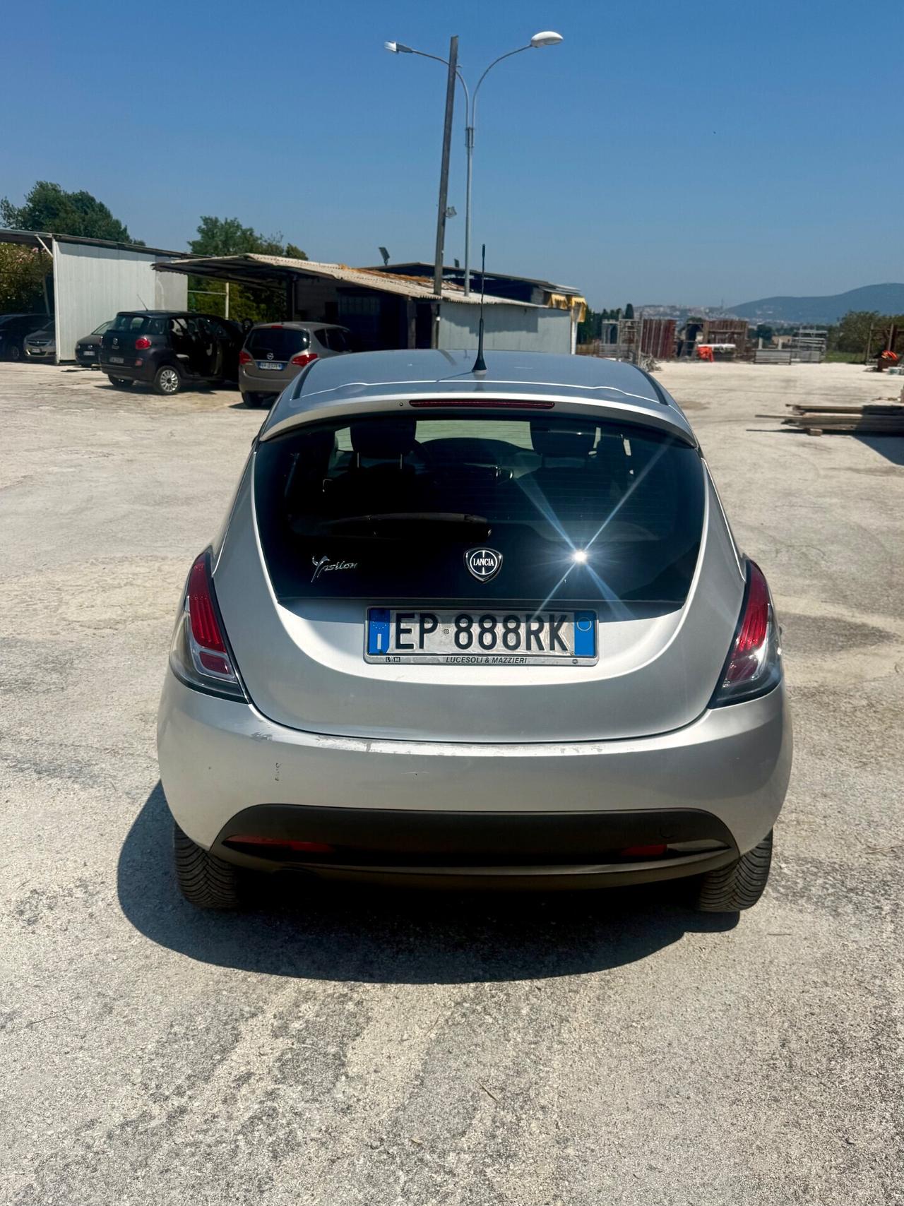 Lancia Ypsilon natural power benzina metano NEOPATENTATI