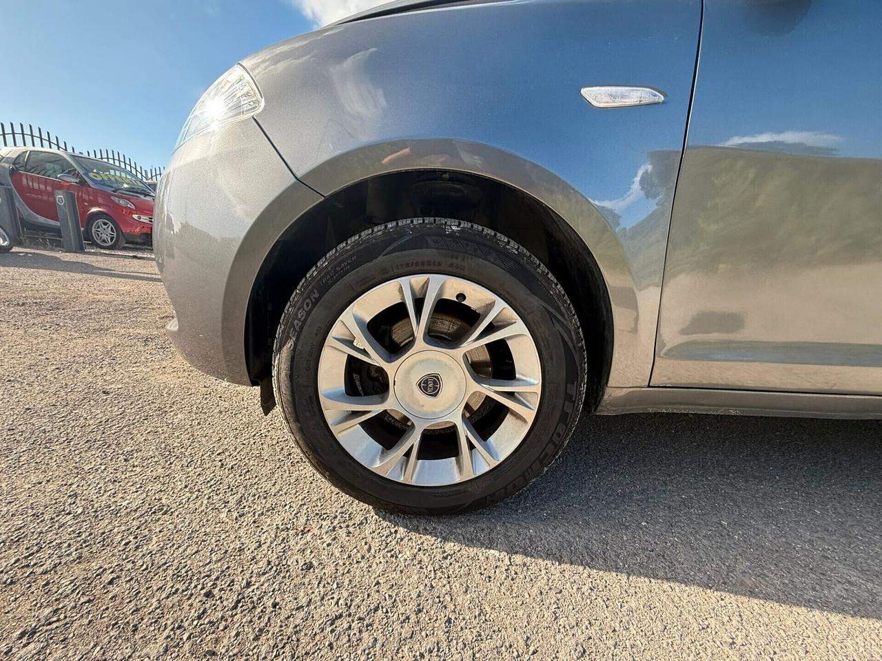 Lancia Ypsilon 0.9 TwinAir 85 CV 5 porte Metano Ecochic Elle