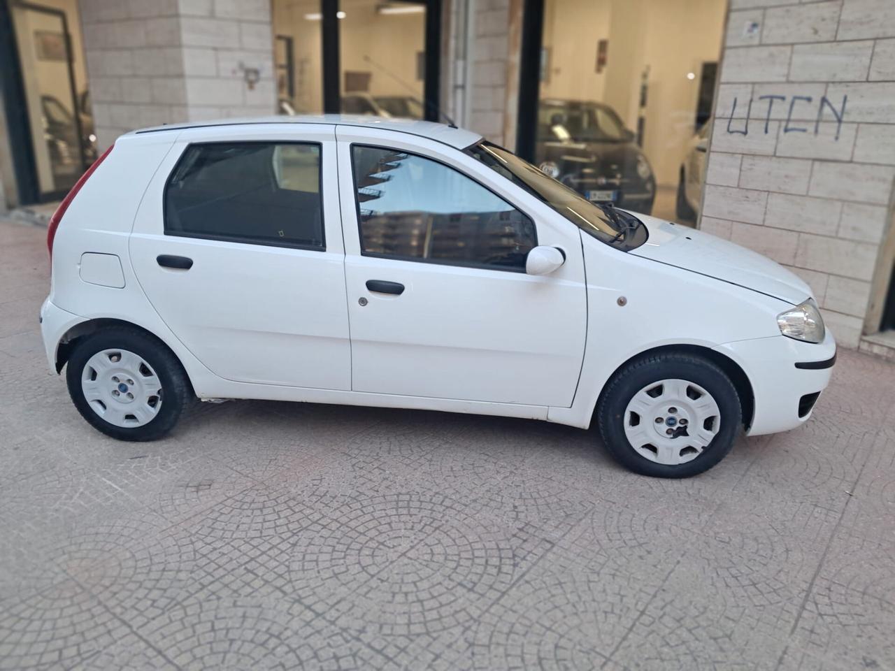 FIAT PUNTO 1.2 5PORTE-NEOPATENTATI-Euro 2690