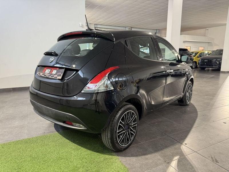 Lancia Ypsilon 1.0 FireFly 70cv Hybrid Silver