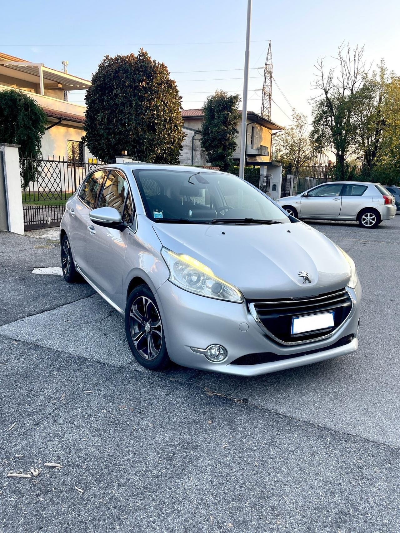 Peugeot 208 1.4 HDi 68 CV 5 porte Allure per Neopatentati 204