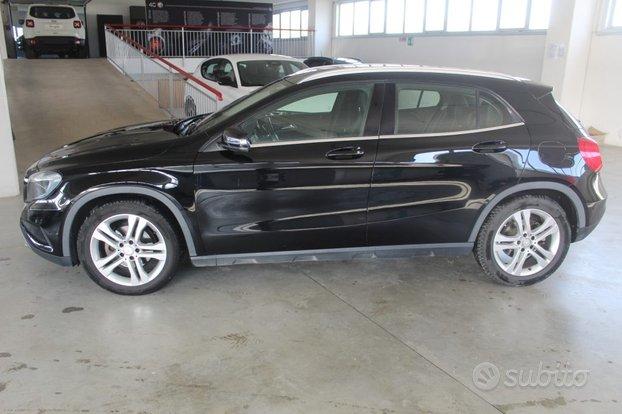 MERCEDES-BENZ GLA 200 d Automatic Premium