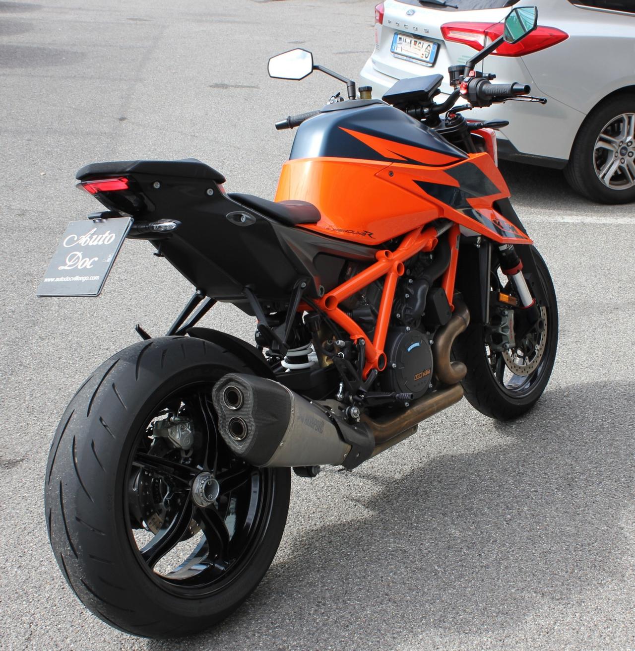 KTM 1290 SUPER DUKE R PARI AL NUOVO TERMINALE AKRAPOVIC