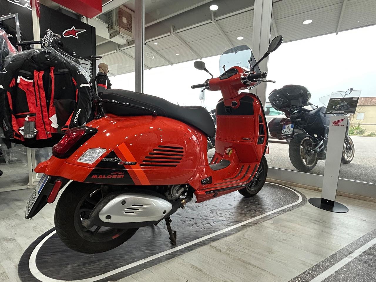 Vespa GTS 300 hpe Supersport
