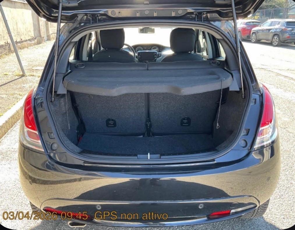 Lancia Ypsilon 1.0 FireFly 5 porte S&S Hybrid Ecochic Silver