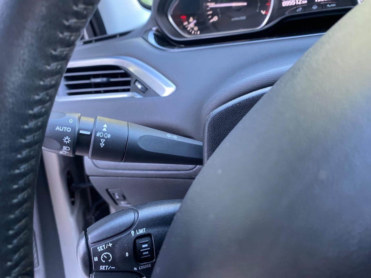 Peugeot 208 PureTech 82 5 porte Allure NEOPATENTATI!!!