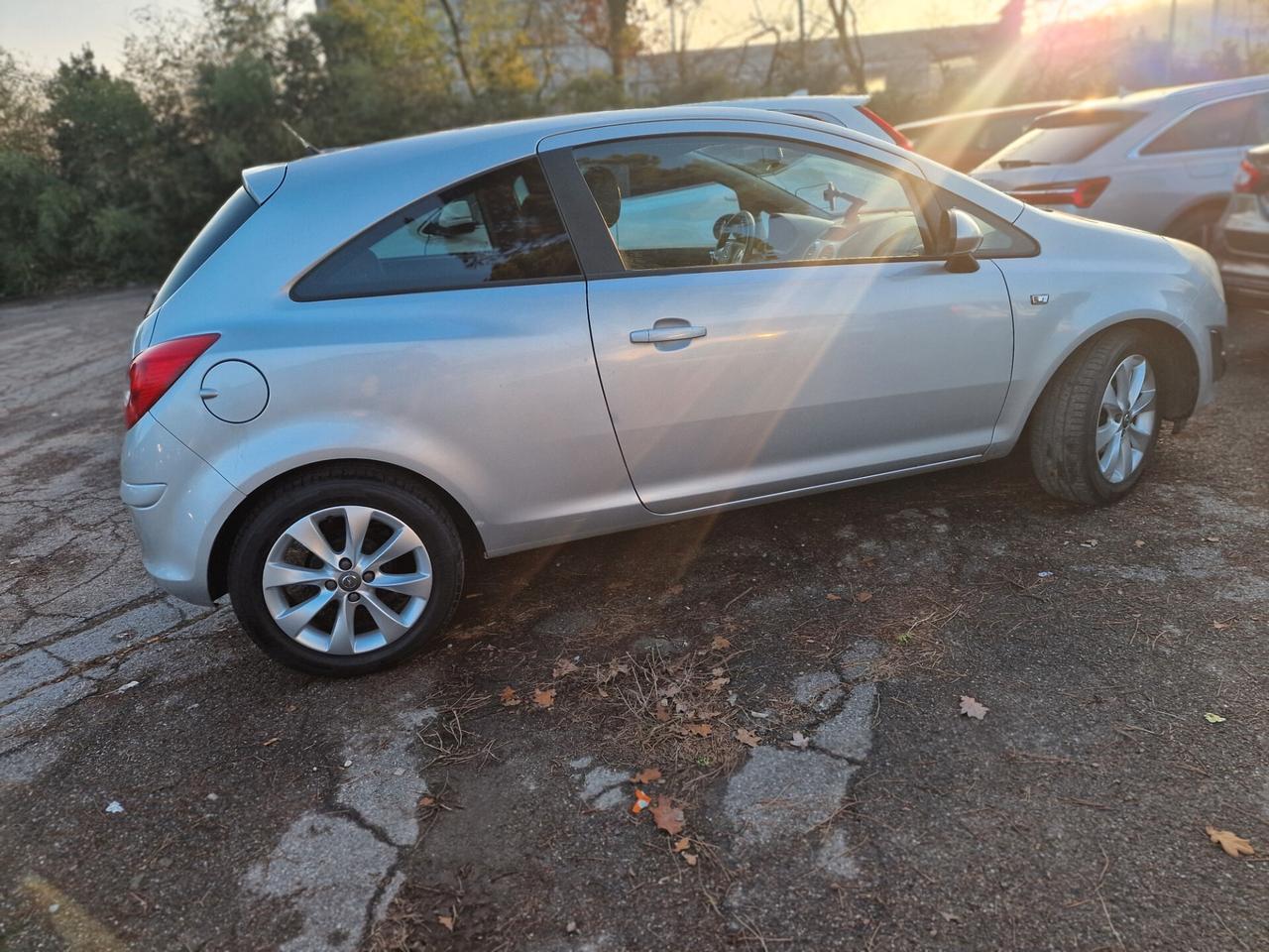 Opel Corsa 1.2 3 porte b-color